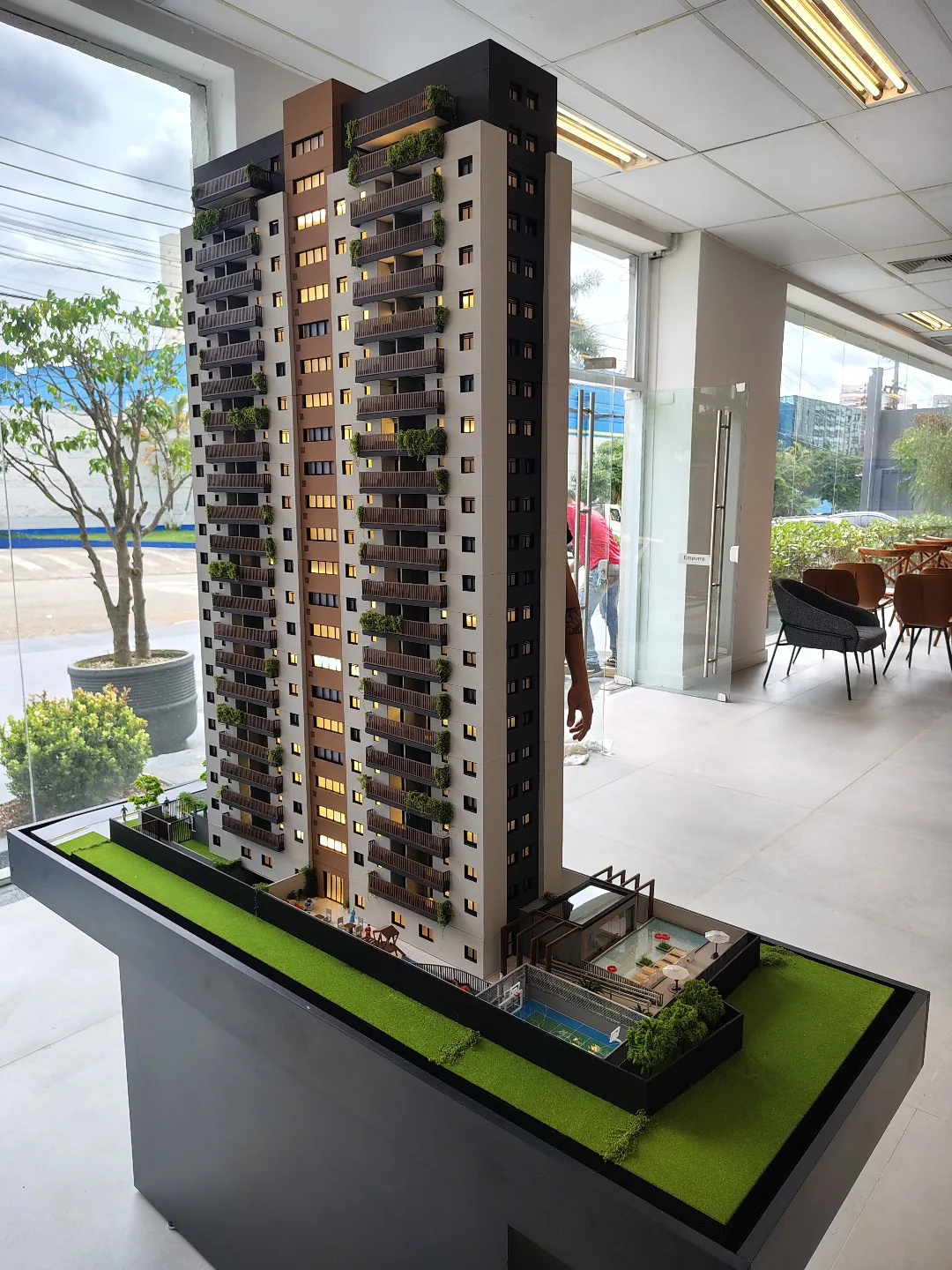 Maquete de torre residencial exposta em ambiente de vendas