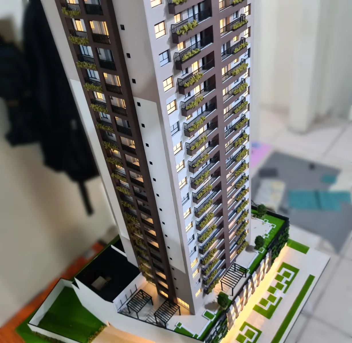 Detalhe de maquete arquitetônica iluminada em vídeo