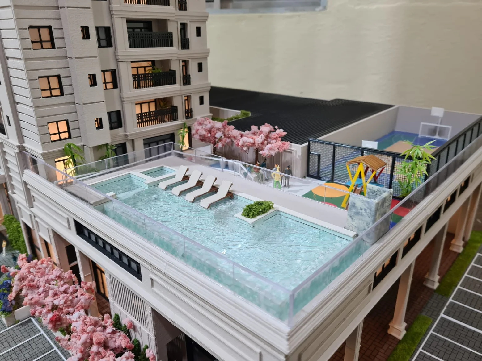Área de piscina, lazer e espaços de convivência em maquete arquitetônica