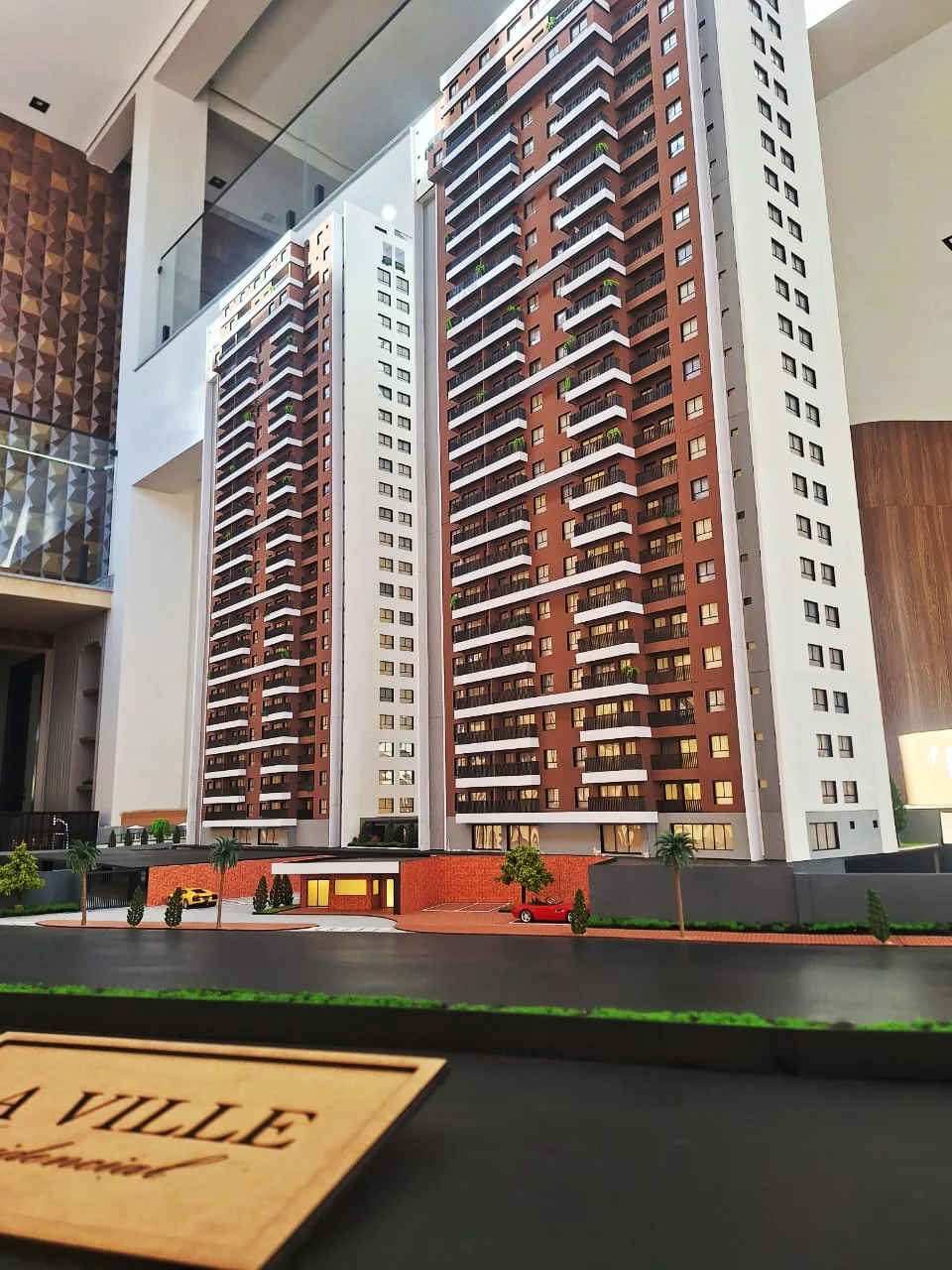 Maquete de edifício residencial com fachada em tons terracota