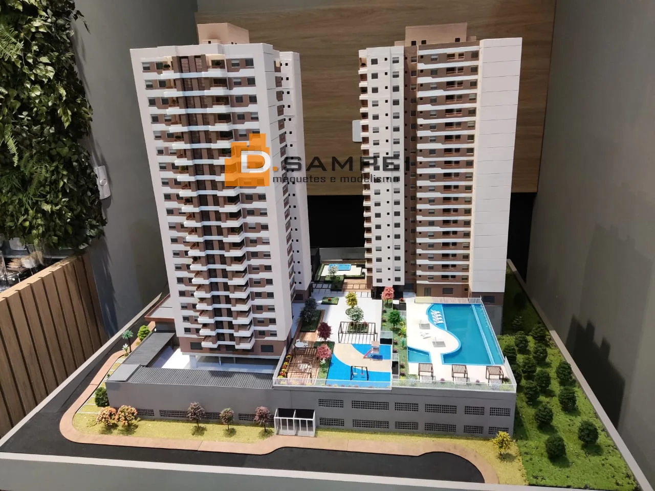Maquete residencial com torres, piscina e área de lazer, produzida pela DSampei