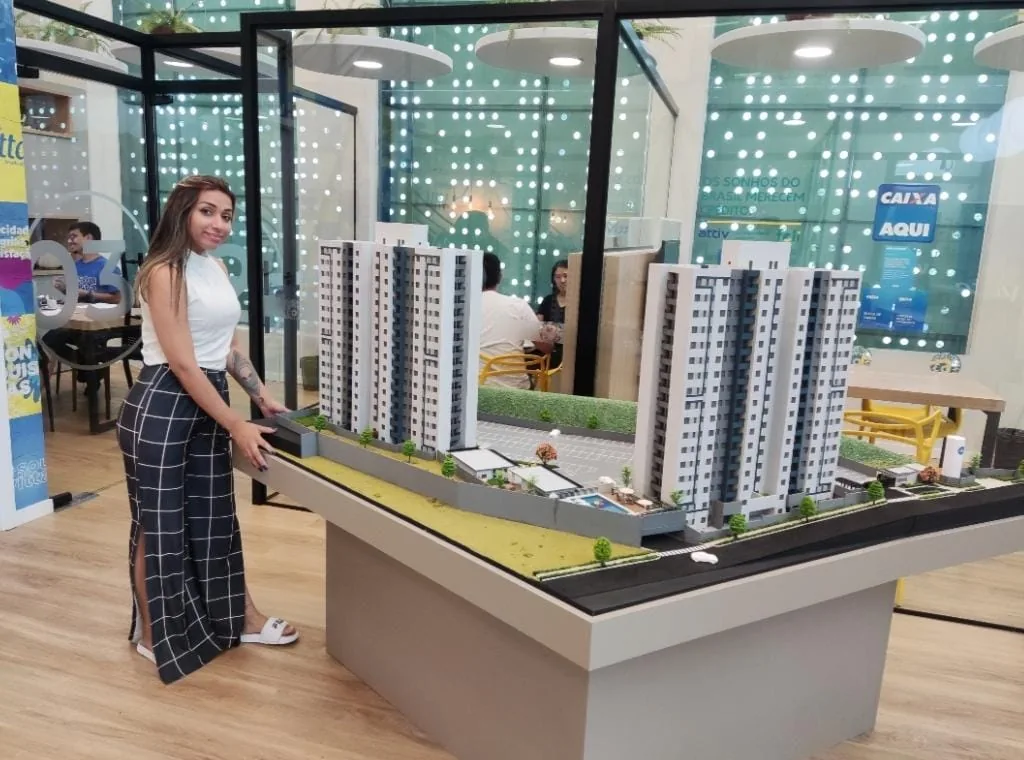 Maquete imobiliária exposta em estande de vendas