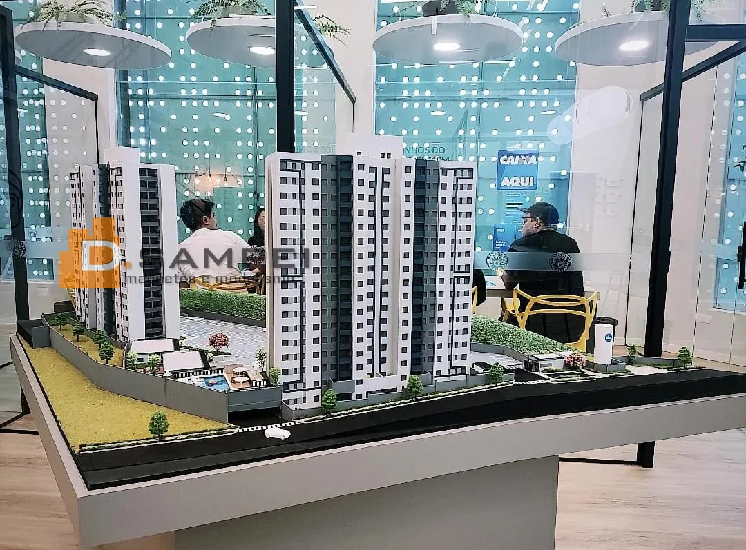 Maquete de empreendimento imobiliário exposta em estande de vendas