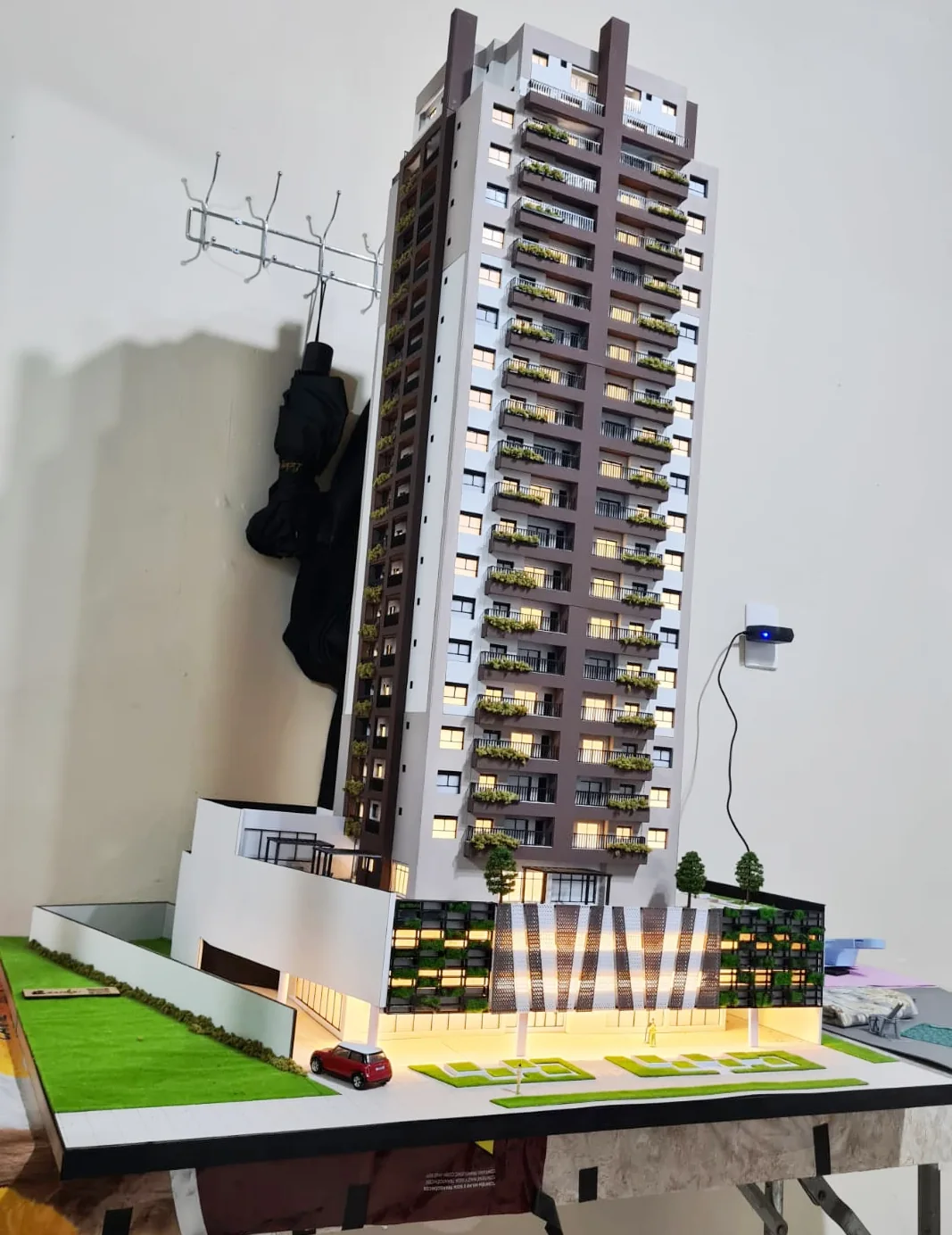 Detalhe da fachada de uma maquete com iluminação acesa