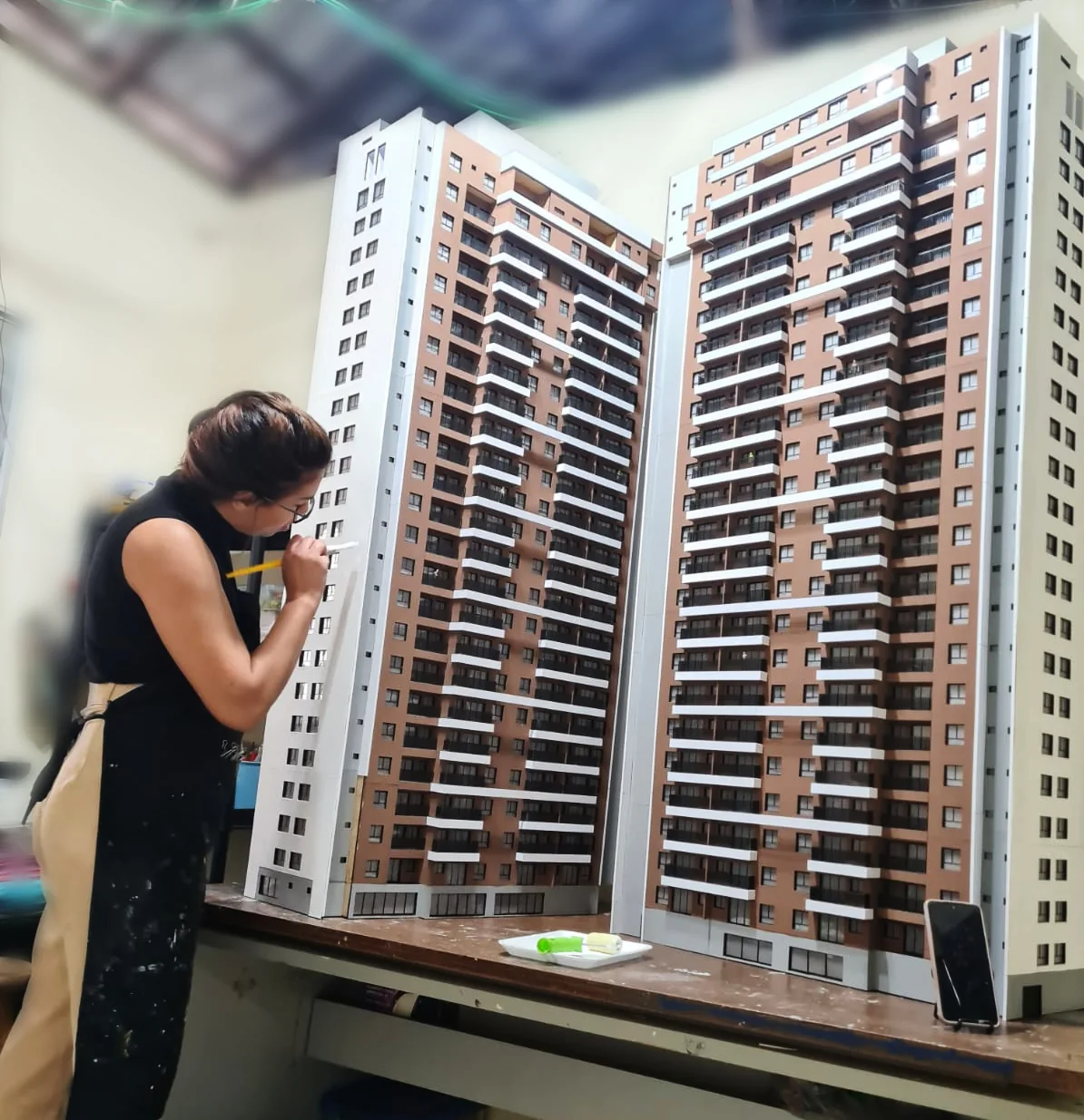 Acabamento artesanal de maquete de edifício com fachada detalhada