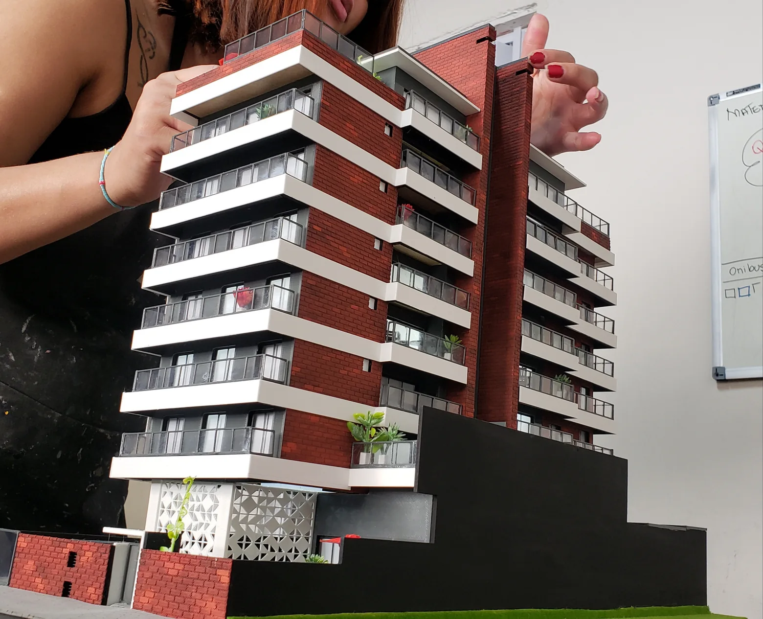 Profissional montando uma maquete arquitetônica de edifício